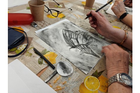 Warsztaty malarstwa dla seniorów - rysunek węglem