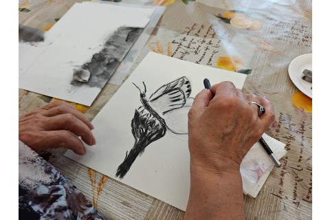 Warsztaty malarstwa dla seniorów - rysunek węglem