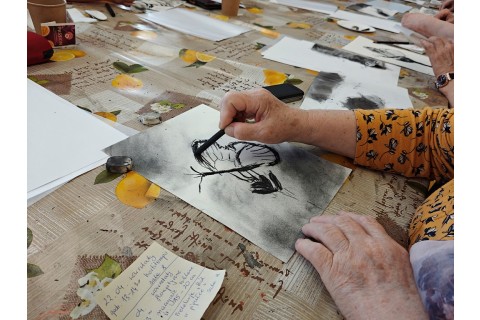 Warsztaty malarstwa dla seniorów - rysunek węglem