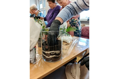 Warsztaty florystyczne dla seniorów - Las w szkle