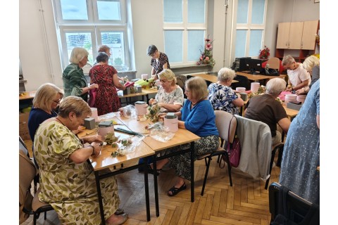 Warsztaty florystyczne dla seniorów - Kwiaty w pudełku
