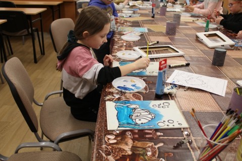 Warsztaty dla dzieci z malowania na szkle „Podwodny świat”.