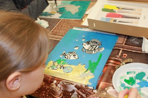 Warsztaty dla dzieci z malowania na szkle „Podwodny świat”.