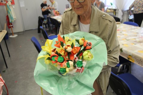 Warsztaty dla seniora - „Nietypowe prezenty - bukiet z cukierków”
