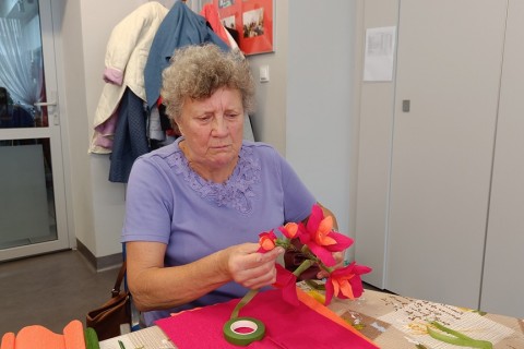 Warsztaty kreatywne dla seniorów - storczyki z krepiny