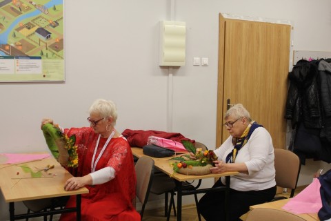 Warsztaty florystyczne dla seniorów - jesienna dekoracja