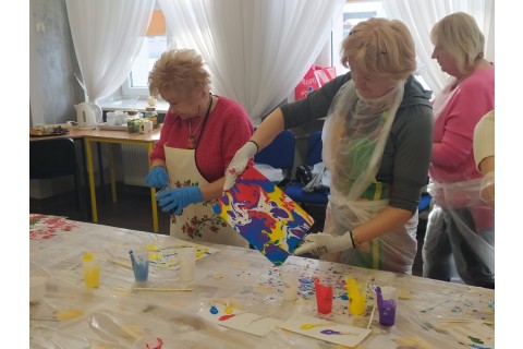 Warsztaty kreatywne dla seniorów - „Malowanie metodą pouringu”