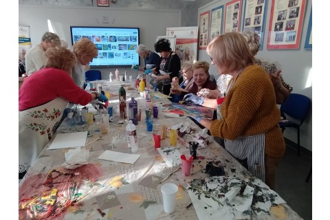 Warsztaty kreatywne dla seniorów - „Malowanie metodą pouringu”