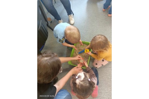 Bawmy się razem - zabawy sensoryczne dla rodziców i dzieci w wieku 3-5