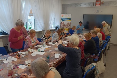Warsztaty artystyczne dla seniorów - „Malowanie na szkle”
