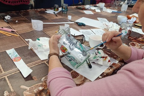 Warsztaty artystyczne dla seniorów - „Malowanie na szkle”