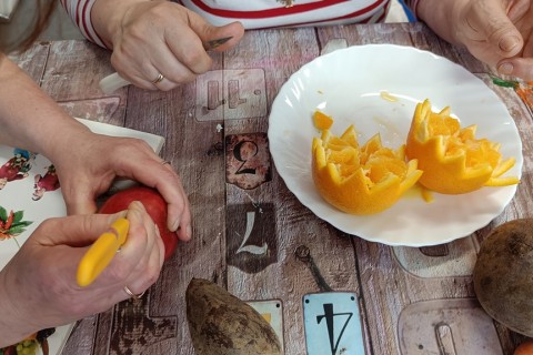 Warsztaty artystyczne dla seniorów - carving