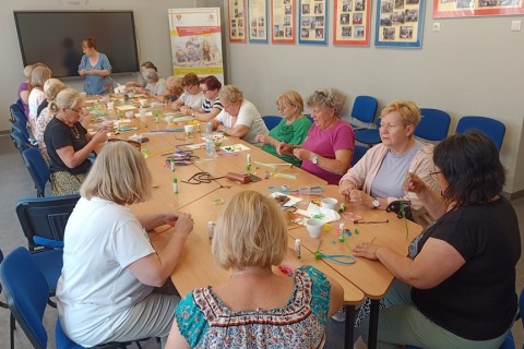 Warsztaty  seniorów - pocztówki metodą quillingu