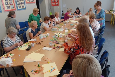Warsztaty  seniorów - pocztówki metodą quillingu