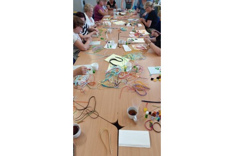 Warsztaty  seniorów - pocztówki metodą quillingu