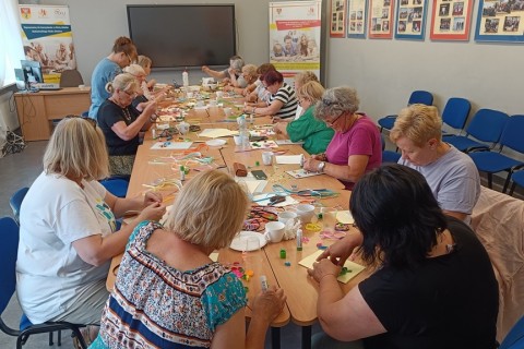 Warsztaty  seniorów - pocztówki metodą quillingu