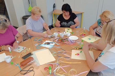 Warsztaty  seniorów - pocztówki metodą quillingu