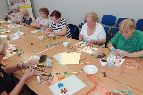 Warsztaty  seniorów - pocztówki metodą quillingu