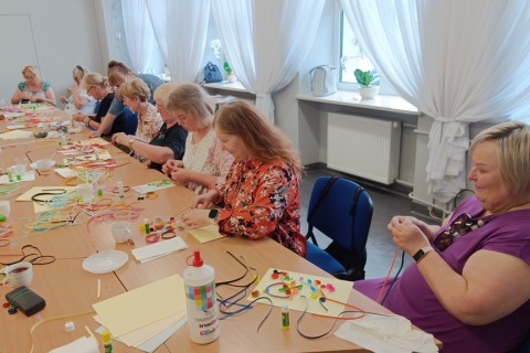 Warsztaty  seniorów - pocztówki metodą quillingu