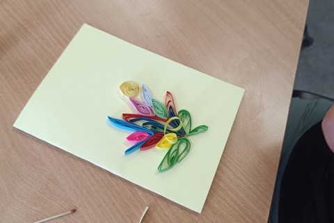 Warsztaty  seniorów - pocztówki metodą quillingu
