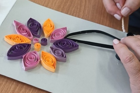 Warsztaty  seniorów - pocztówki metodą quillingu