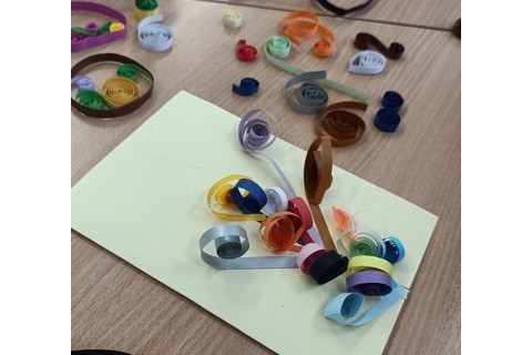 Warsztaty  seniorów - pocztówki metodą quillingu