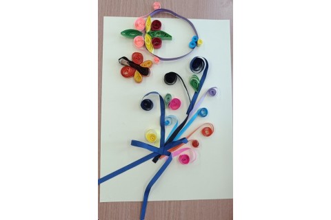 Warsztaty  seniorów - pocztówki metodą quillingu