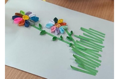 Warsztaty  seniorów - pocztówki metodą quillingu