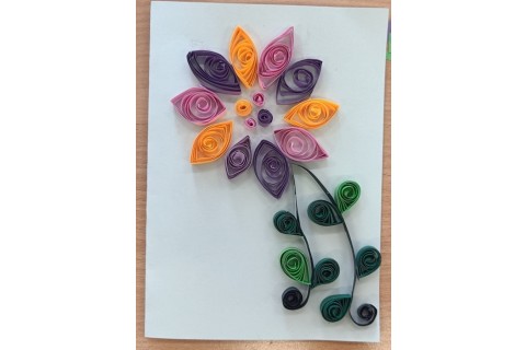 Warsztaty  seniorów - pocztówki metodą quillingu