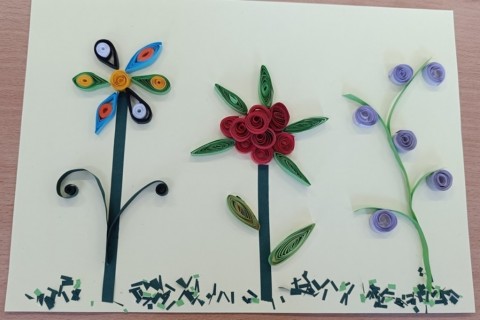 Warsztaty  seniorów - pocztówki metodą quillingu