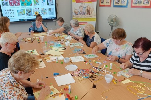 Warsztaty  seniorów - pocztówki metodą quillingu