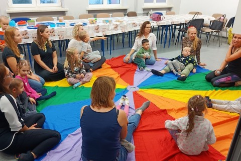 Bawmy się razem - zabawy sensoryczne dla rodziców z dziećmi w wieku 4-5 lat