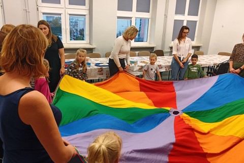 Bawmy się razem - zabawy sensoryczne dla rodziców z dziećmi w wieku 4-5 lat