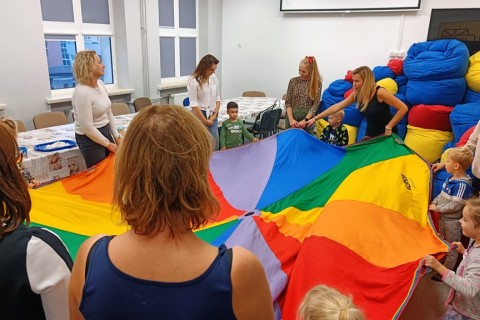 Bawmy się razem - zabawy sensoryczne dla rodziców z dziećmi w wieku 4-5 lat