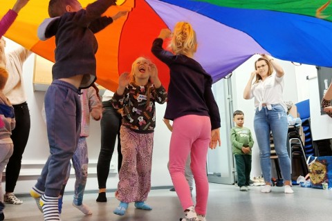 Bawmy się razem - zabawy sensoryczne dla rodziców z dziećmi w wieku 4-5 lat