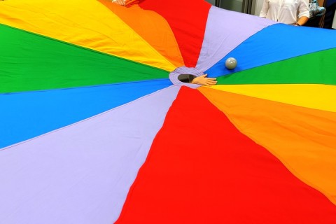 Bawmy się razem - zabawy sensoryczne dla rodziców z dziećmi w wieku 4-5 lat