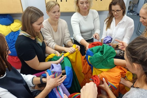 Bawmy się razem - zabawy sensoryczne dla rodziców z dziećmi w wieku 4-5 lat