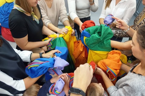 Bawmy się razem - zabawy sensoryczne dla rodziców z dziećmi w wieku 4-5 lat