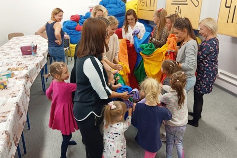 Bawmy się razem - zabawy sensoryczne dla rodziców z dziećmi w wieku 4-5 lat