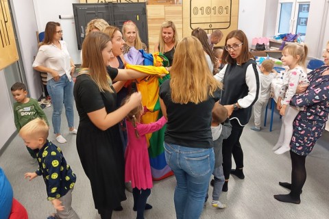 Bawmy się razem - zabawy sensoryczne dla rodziców z dziećmi w wieku 4-5 lat