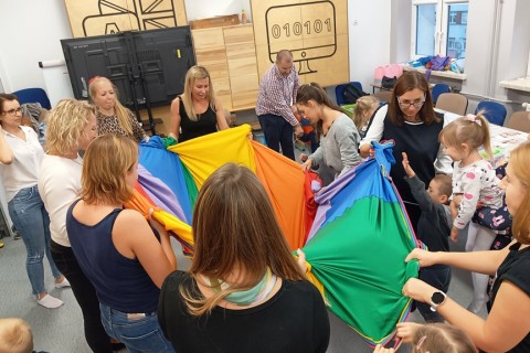 Bawmy się razem - zabawy sensoryczne dla rodziców z dziećmi w wieku 4-5 lat