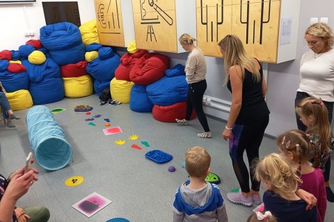 Bawmy się razem - zabawy sensoryczne dla rodziców z dziećmi w wieku 4-5 lat