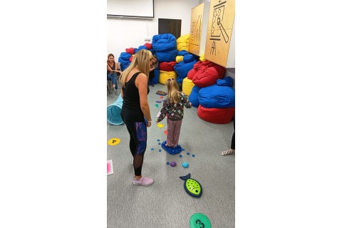 Bawmy się razem - zabawy sensoryczne dla rodziców z dziećmi w wieku 4-5 lat