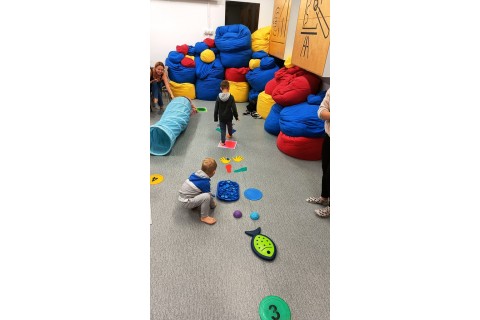 Bawmy się razem - zabawy sensoryczne dla rodziców z dziećmi w wieku 4-5 lat