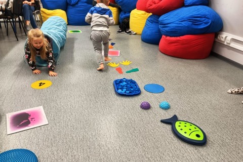 Bawmy się razem - zabawy sensoryczne dla rodziców z dziećmi w wieku 4-5 lat