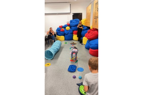 Bawmy się razem - zabawy sensoryczne dla rodziców z dziećmi w wieku 4-5 lat