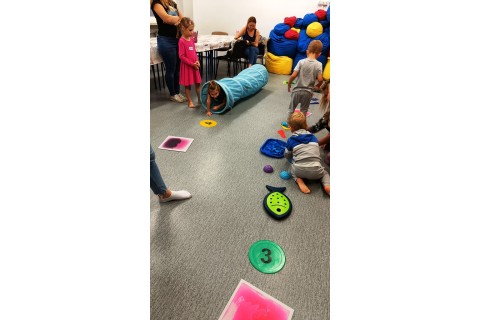 Bawmy się razem - zabawy sensoryczne dla rodziców z dziećmi w wieku 4-5 lat