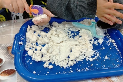 Bawmy się razem - zabawy sensoryczne dla rodziców z dziećmi w wieku 4-5 lat