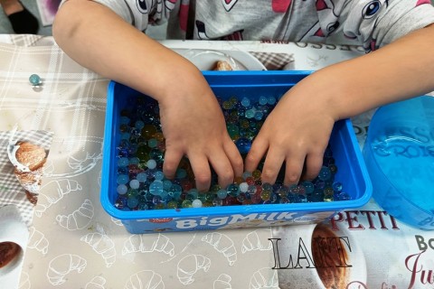 Bawmy się razem - zabawy sensoryczne dla rodziców z dziećmi w wieku 4-5 lat