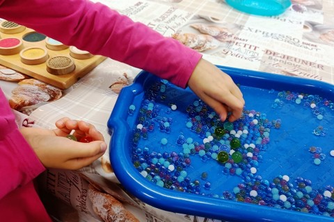 Bawmy się razem - zabawy sensoryczne dla rodziców z dziećmi w wieku 4-5 lat